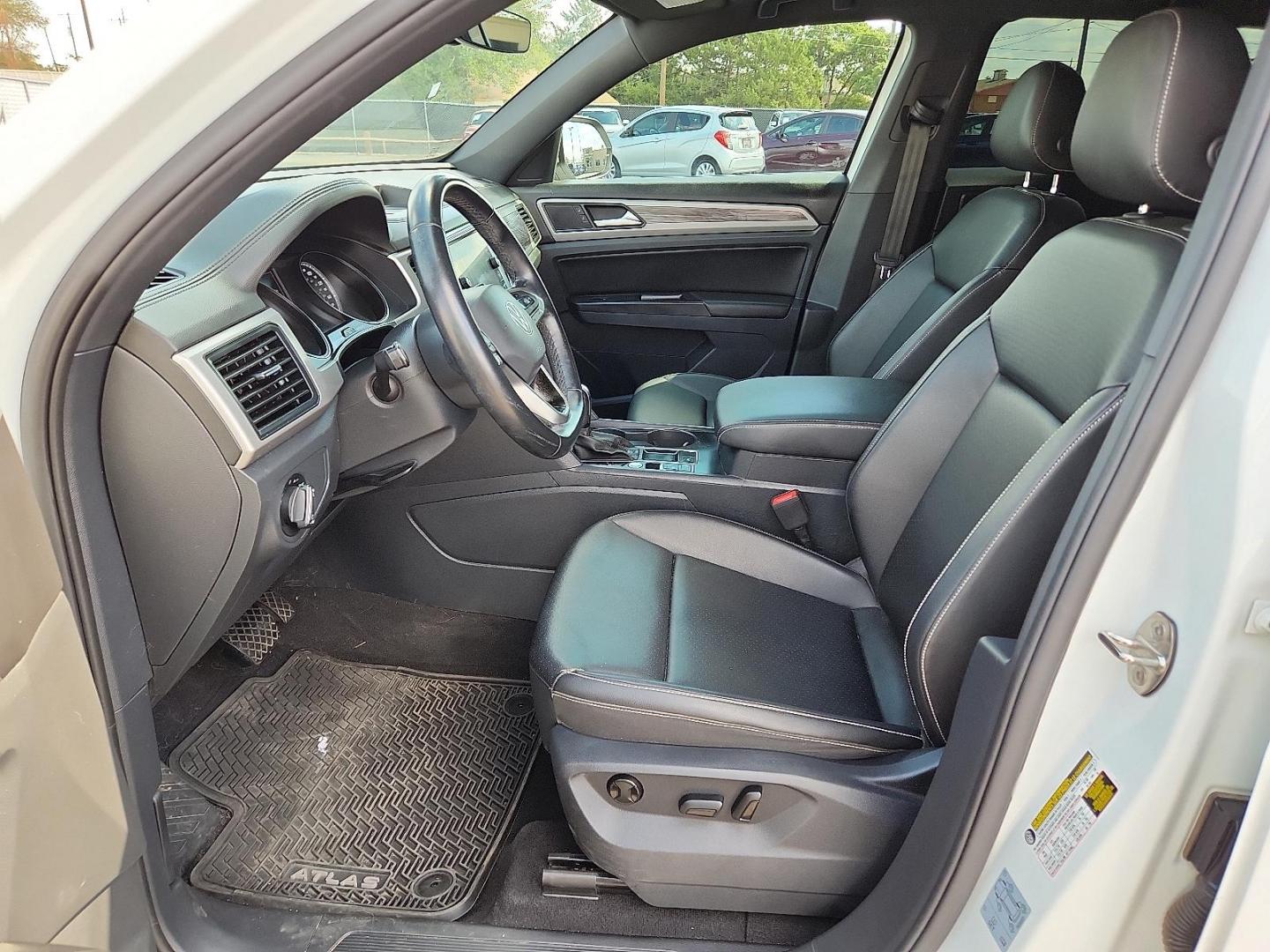 2020 WHITE Volkswagen Atlas Cross Sport 2.0T SE w/Technology R-Line (1V25C2CA9LC) with an 2L I-4 gasoline direct injection, DOHC, variable valve control, intercooled turbo, premium unleaded, engine with 235HP engine, located at 4110 Avenue Q, Lubbock, 79412, 33.556553, -101.855820 - Photo#6