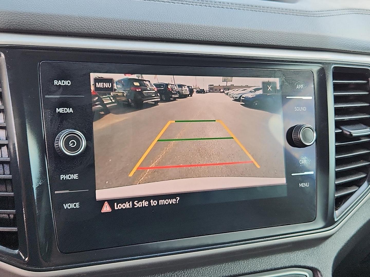 2020 WHITE Volkswagen Atlas Cross Sport 2.0T SE w/Technology R-Line (1V25C2CA9LC) with an 2L I-4 gasoline direct injection, DOHC, variable valve control, intercooled turbo, premium unleaded, engine with 235HP engine, located at 4110 Avenue Q, Lubbock, 79412, 33.556553, -101.855820 - Photo#7