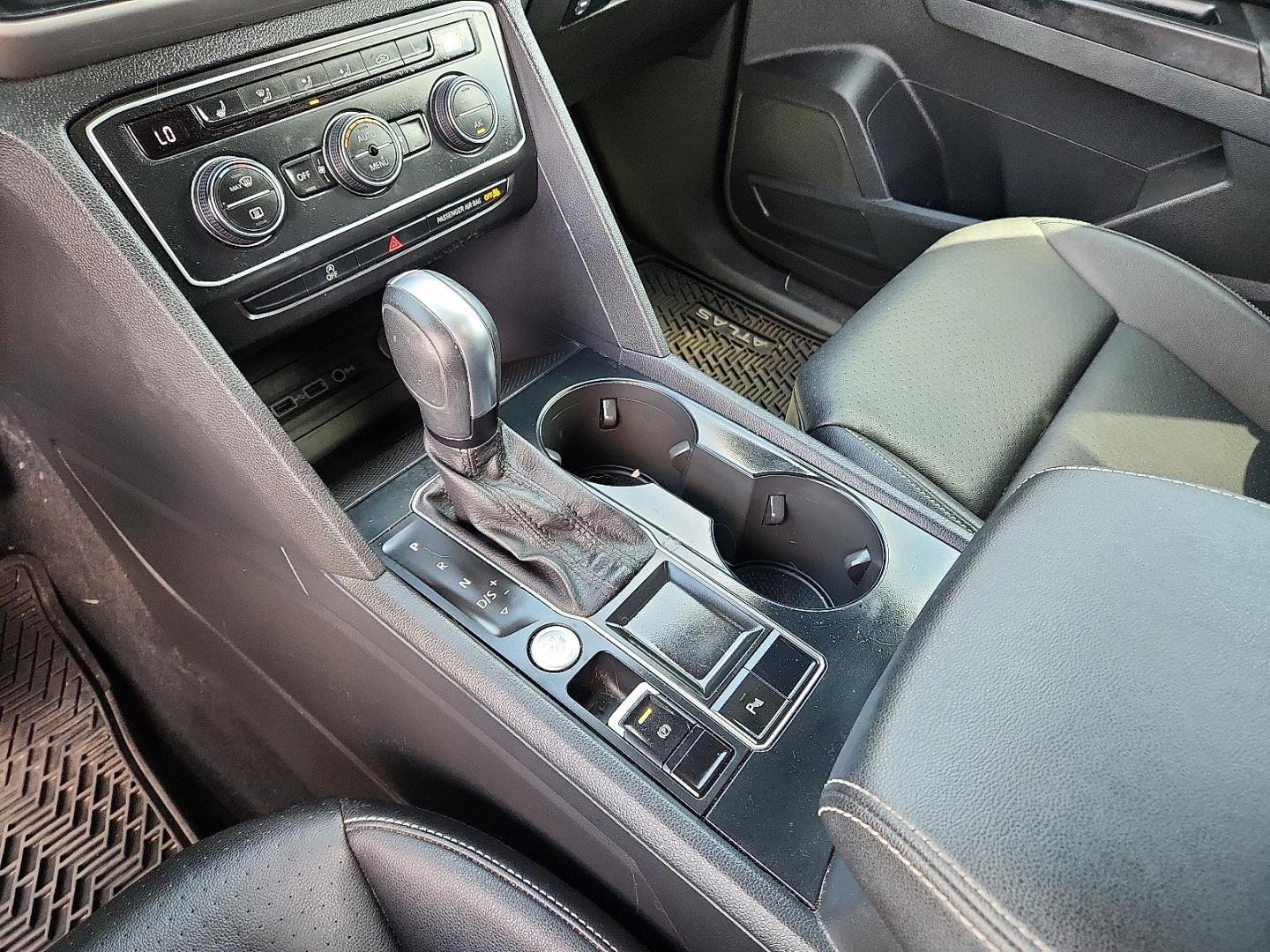 2020 WHITE Volkswagen Atlas Cross Sport 2.0T SE w/Technology R-Line (1V25C2CA9LC) with an 2L I-4 gasoline direct injection, DOHC, variable valve control, intercooled turbo, premium unleaded, engine with 235HP engine, located at 4110 Avenue Q, Lubbock, 79412, 33.556553, -101.855820 - Photo#11