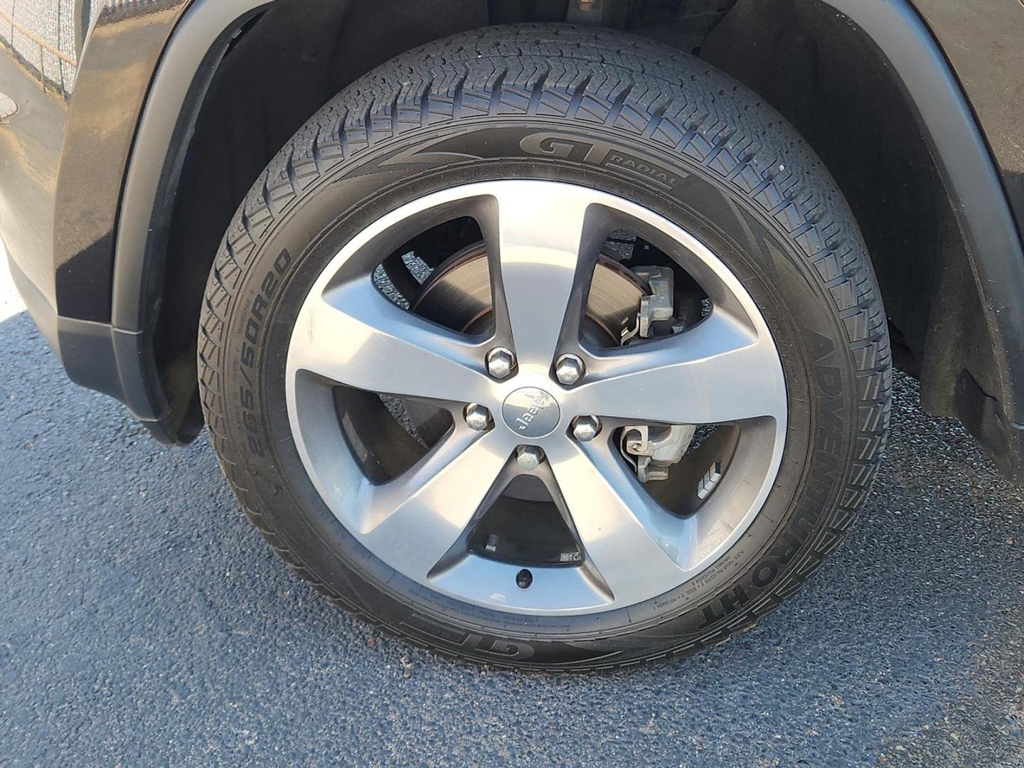 2015 BLACK Jeep Grand Cherokee Limited (1C4RJEBG0FC) with an 3.6L V-6 DOHC, variable valve control, regular unleaded, engine with 290HP engine, located at 4110 Avenue Q, Lubbock, 79412, 33.556553, -101.855820 - Photo#4