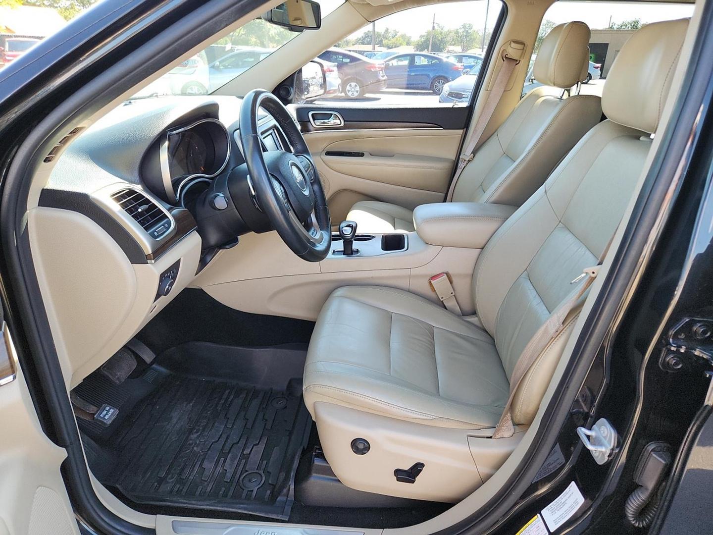 2015 BLACK Jeep Grand Cherokee Limited (1C4RJEBG0FC) with an 3.6L V-6 DOHC, variable valve control, regular unleaded, engine with 290HP engine, located at 4110 Avenue Q, Lubbock, 79412, 33.556553, -101.855820 - Photo#7