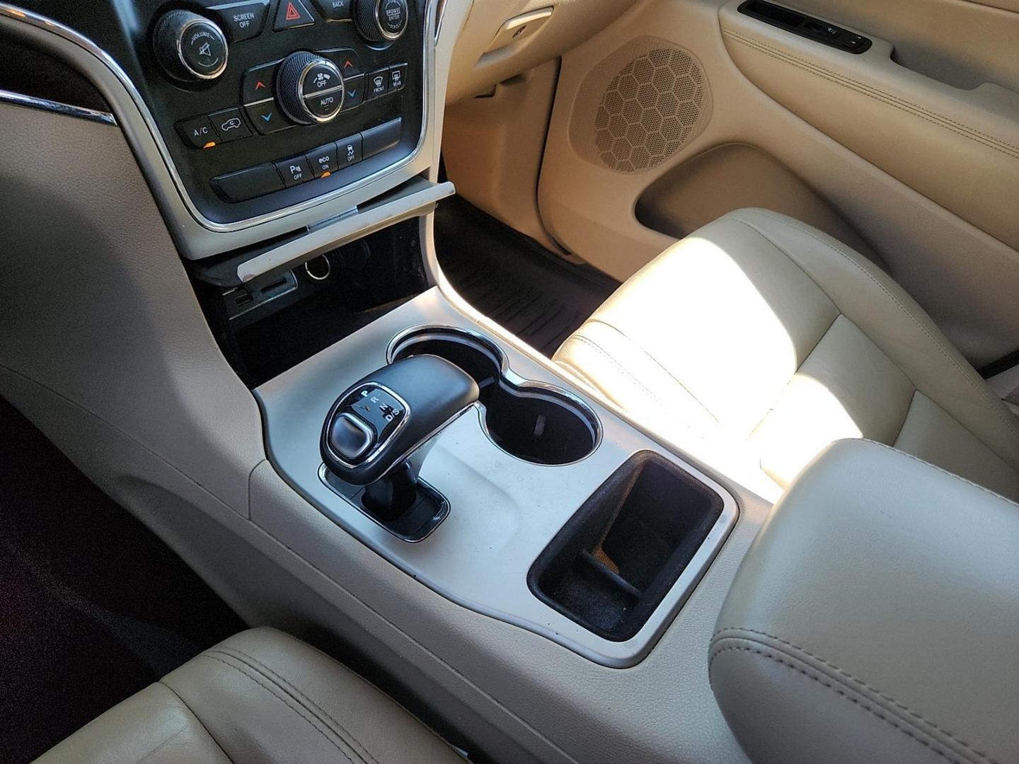 2015 BLACK Jeep Grand Cherokee Limited (1C4RJEBG0FC) with an 3.6L V-6 DOHC, variable valve control, regular unleaded, engine with 290HP engine, located at 4110 Avenue Q, Lubbock, 79412, 33.556553, -101.855820 - Photo#12