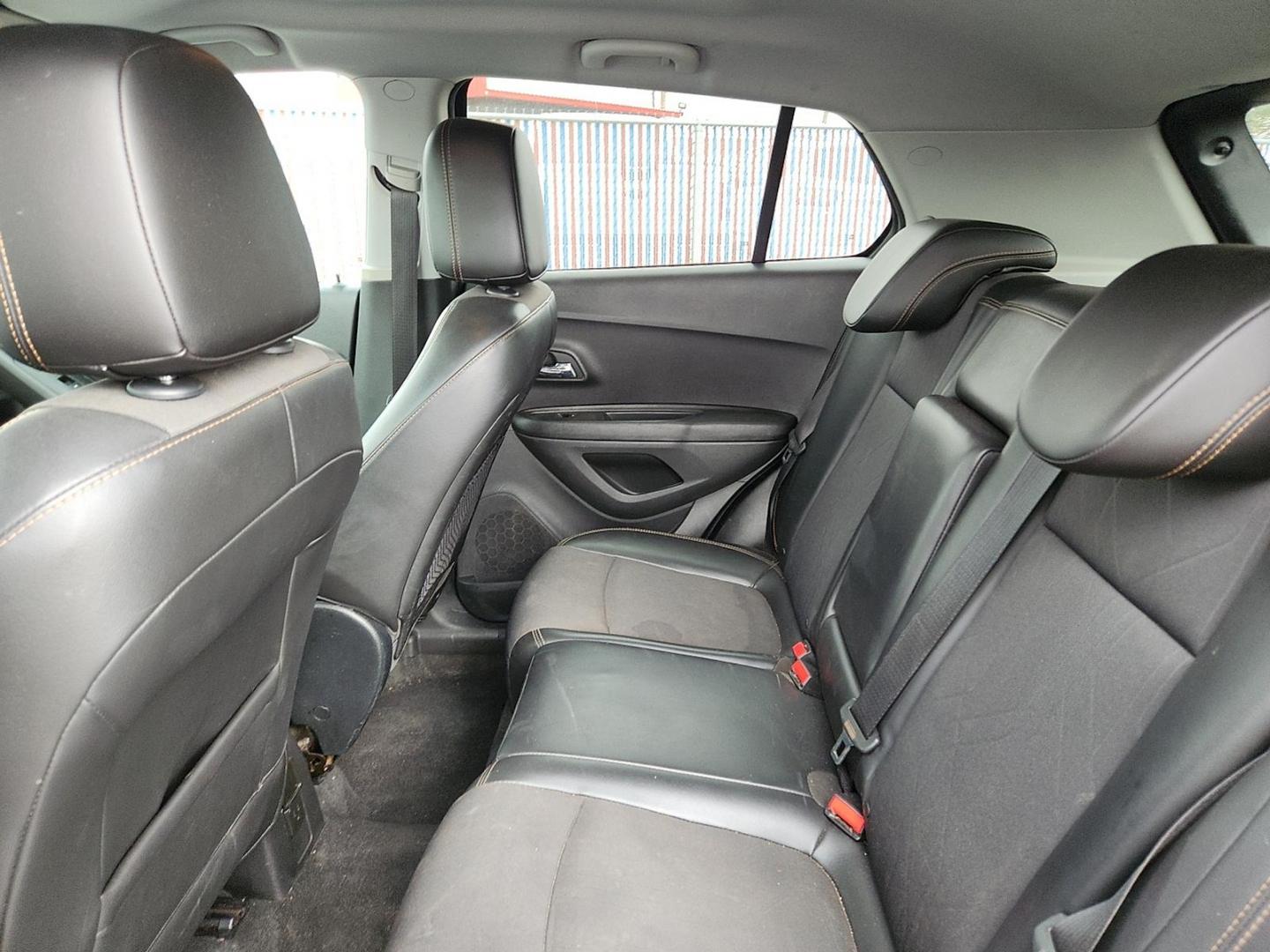 2019 WHITE Chevrolet Trax LT (3GNCJLSBXKL) with an Ecotec 1.4L I-4 DOHC, variable valve control, intercooled turbo, regular unleaded, engine with 138HP engine, located at 4110 Avenue Q, Lubbock, 79412, 33.556553, -101.855820 - 10/28/2025 DUPLICATE PROXY HS - Photo#4