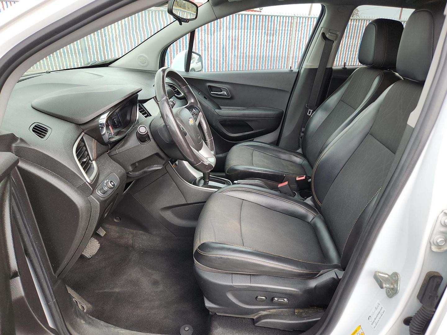 2019 WHITE Chevrolet Trax LT (3GNCJLSBXKL) with an Ecotec 1.4L I-4 DOHC, variable valve control, intercooled turbo, regular unleaded, engine with 138HP engine, located at 4110 Avenue Q, Lubbock, 79412, 33.556553, -101.855820 - 10/28/2025 DUPLICATE PROXY HS - Photo#6