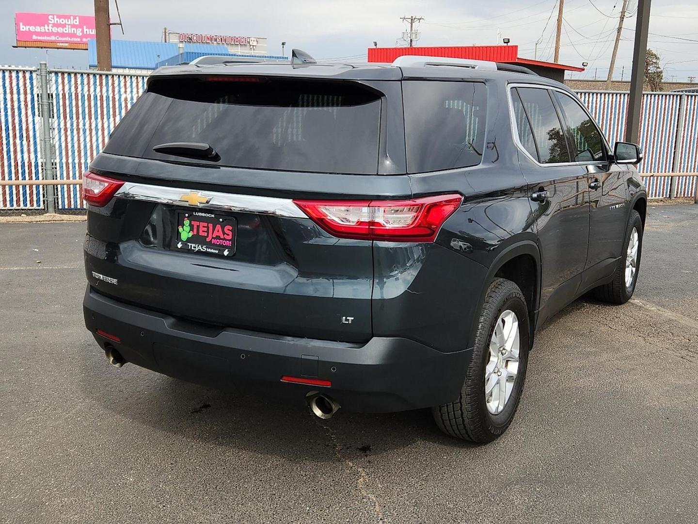 2018 GRAY /Jet Black - H0U Chevrolet Traverse 1LT (1GNERGKW0JJ) with an 3.6L V-6 gasoline direct injection, DOHC, VVT variable valve control, regular unleaded, eng9ine with 310HP engine, located at 4110 Avenue Q, Lubbock, 79412, 33.556553, -101.855820 - Photo#1