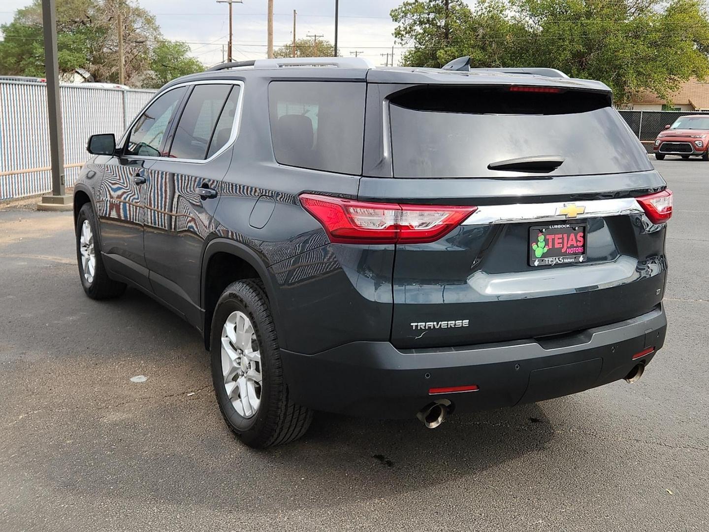 2018 GRAY /Jet Black - H0U Chevrolet Traverse 1LT (1GNERGKW0JJ) with an 3.6L V-6 gasoline direct injection, DOHC, VVT variable valve control, regular unleaded, eng9ine with 310HP engine, located at 4110 Avenue Q, Lubbock, 79412, 33.556553, -101.855820 - Photo#2