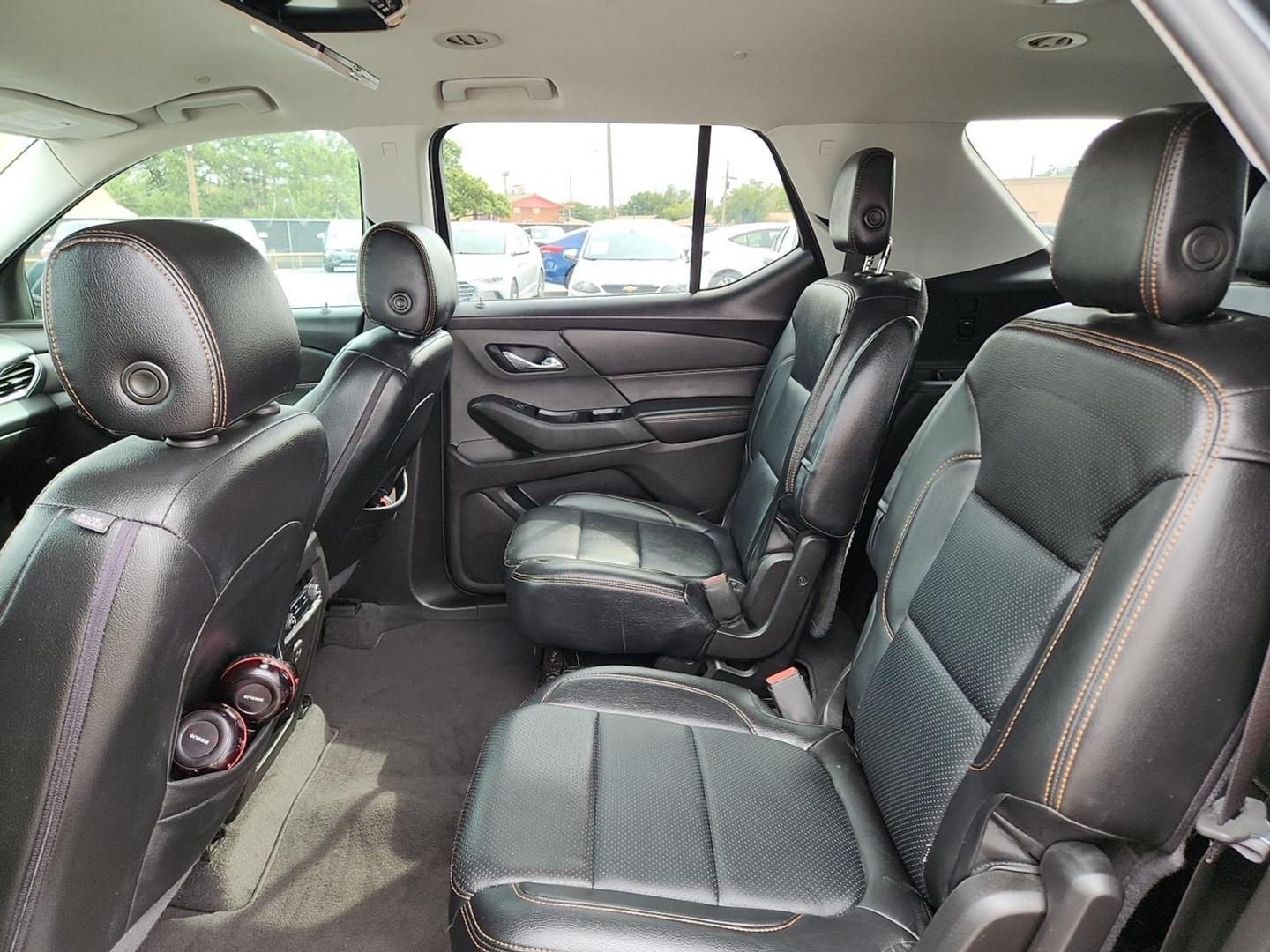 2018 GRAY /Jet Black - H0U Chevrolet Traverse 1LT (1GNERGKW0JJ) with an 3.6L V-6 gasoline direct injection, DOHC, VVT variable valve control, regular unleaded, eng9ine with 310HP engine, located at 4110 Avenue Q, Lubbock, 79412, 33.556553, -101.855820 - Photo#4