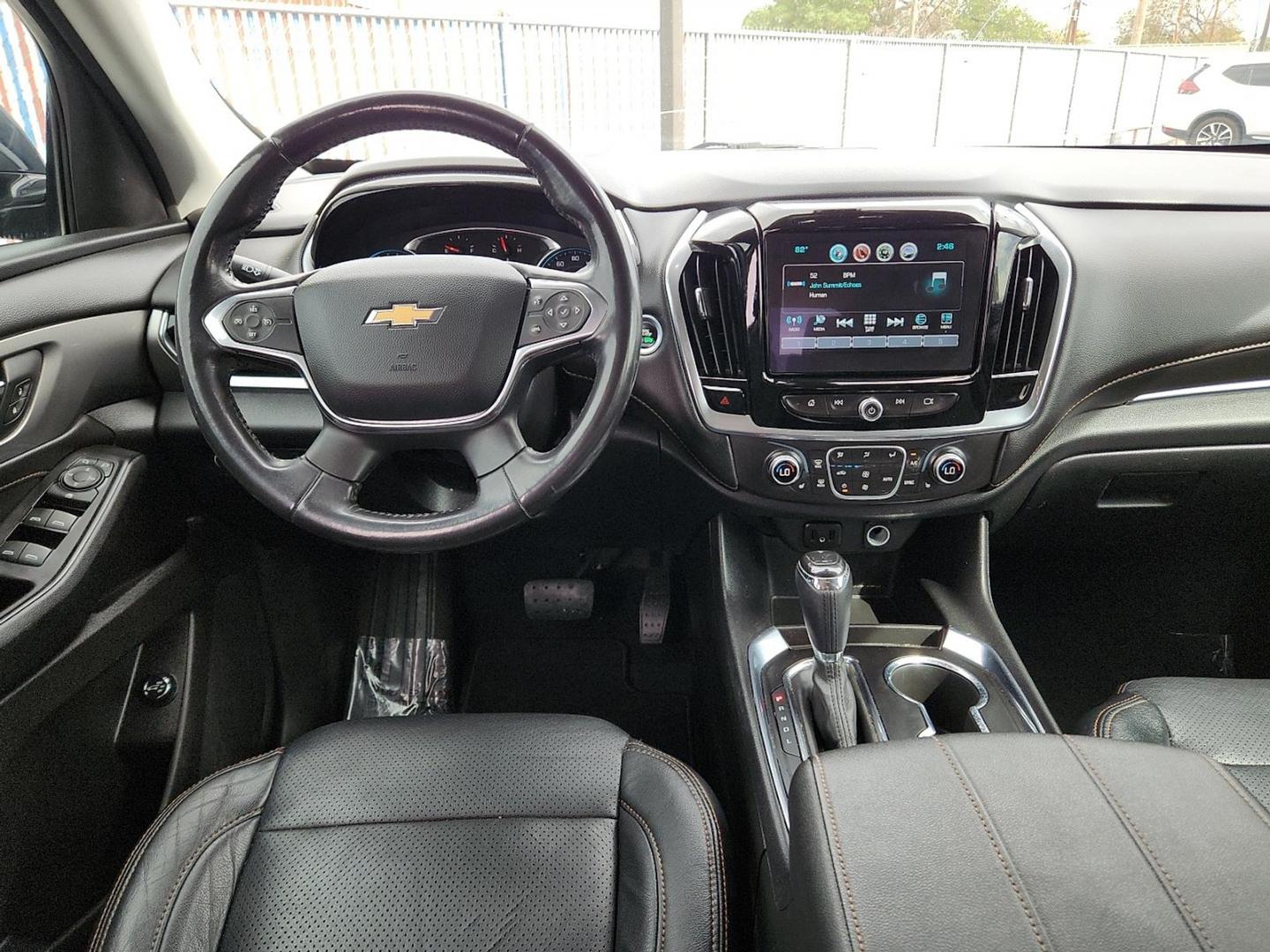 2018 GRAY /Jet Black - H0U Chevrolet Traverse 1LT (1GNERGKW0JJ) with an 3.6L V-6 gasoline direct injection, DOHC, VVT variable valve control, regular unleaded, eng9ine with 310HP engine, located at 4110 Avenue Q, Lubbock, 79412, 33.556553, -101.855820 - Photo#6