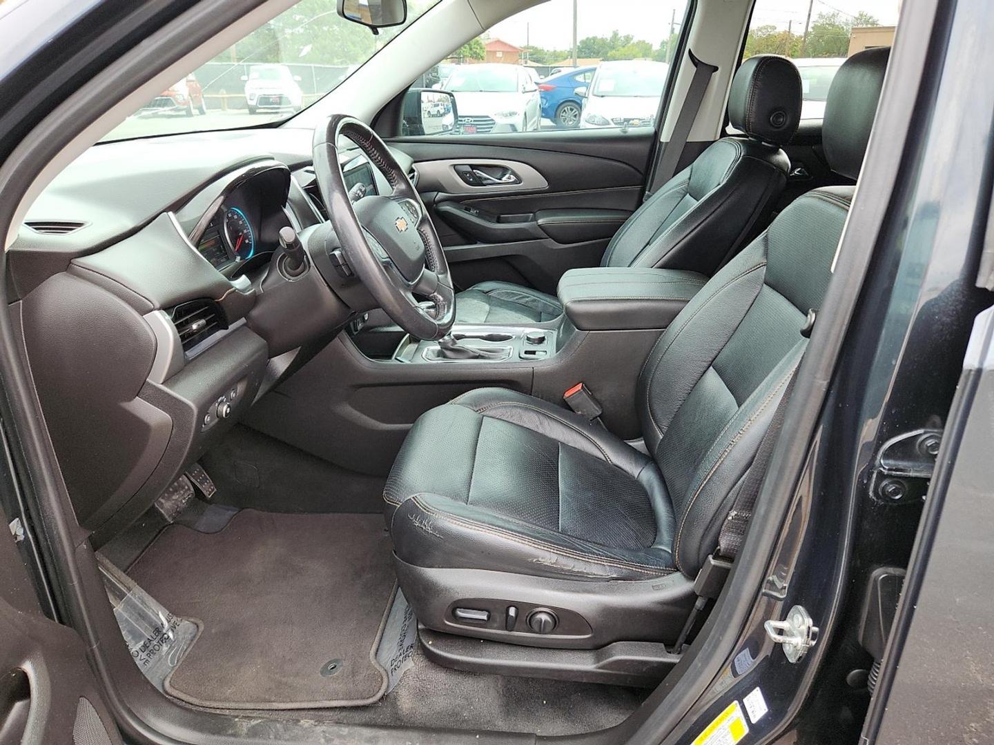 2018 GRAY /Jet Black - H0U Chevrolet Traverse 1LT (1GNERGKW0JJ) with an 3.6L V-6 gasoline direct injection, DOHC, VVT variable valve control, regular unleaded, eng9ine with 310HP engine, located at 4110 Avenue Q, Lubbock, 79412, 33.556553, -101.855820 - Photo#7