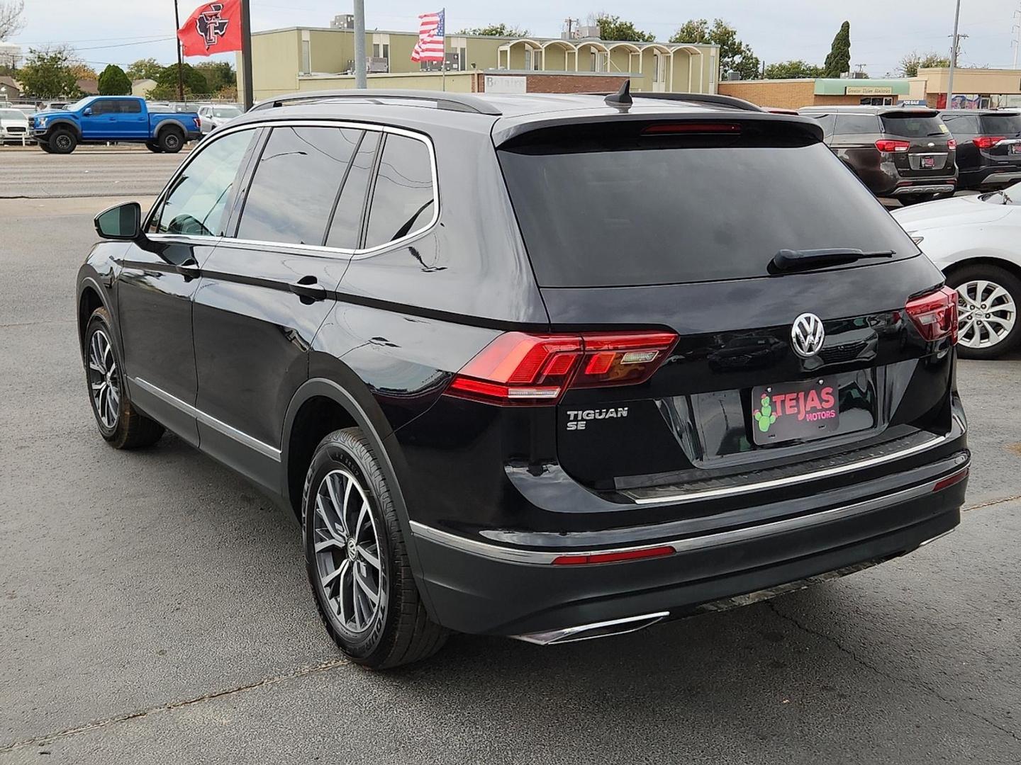 2020 Deep Black Pearl - 2T2T /Titan Black - BV Volkswagen Tiguan 2.0T SE (3VV3B7AX0LM) with an 2L I-4 gasoline direct injection, DOHC, variable valve control, intercooled turbo, regular unleaded, engine with 184HP engine, located at 4110 Avenue Q, Lubbock, 79412, 33.556553, -101.855820 - Photo#2