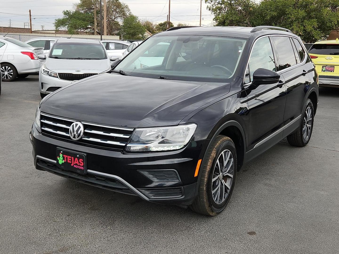 2020 Deep Black Pearl - 2T2T /Titan Black - BV Volkswagen Tiguan 2.0T SE (3VV3B7AX0LM) with an 2L I-4 gasoline direct injection, DOHC, variable valve control, intercooled turbo, regular unleaded, engine with 184HP engine, located at 4110 Avenue Q, Lubbock, 79412, 33.556553, -101.855820 - Photo#3