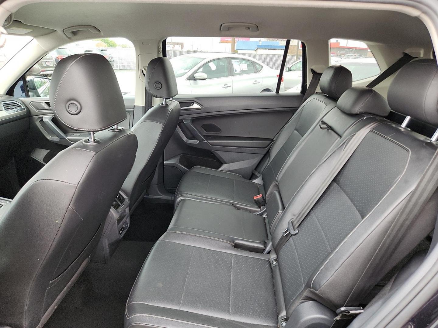 2020 Deep Black Pearl - 2T2T /Titan Black - BV Volkswagen Tiguan 2.0T SE (3VV3B7AX0LM) with an 2L I-4 gasoline direct injection, DOHC, variable valve control, intercooled turbo, regular unleaded, engine with 184HP engine, located at 4110 Avenue Q, Lubbock, 79412, 33.556553, -101.855820 - Photo#4