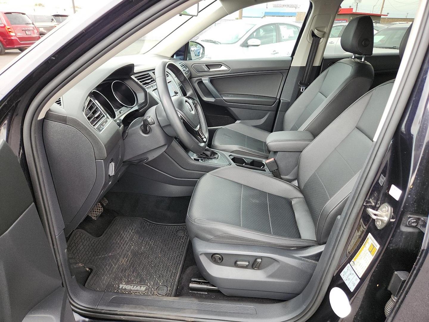 2020 Deep Black Pearl - 2T2T /Titan Black - BV Volkswagen Tiguan 2.0T SE (3VV3B7AX0LM) with an 2L I-4 gasoline direct injection, DOHC, variable valve control, intercooled turbo, regular unleaded, engine with 184HP engine, located at 4110 Avenue Q, Lubbock, 79412, 33.556553, -101.855820 - Photo#6