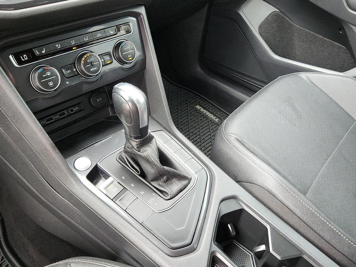 2020 Deep Black Pearl - 2T2T /Titan Black - BV Volkswagen Tiguan 2.0T SE (3VV3B7AX0LM) with an 2L I-4 gasoline direct injection, DOHC, variable valve control, intercooled turbo, regular unleaded, engine with 184HP engine, located at 4110 Avenue Q, Lubbock, 79412, 33.556553, -101.855820 - Photo#11