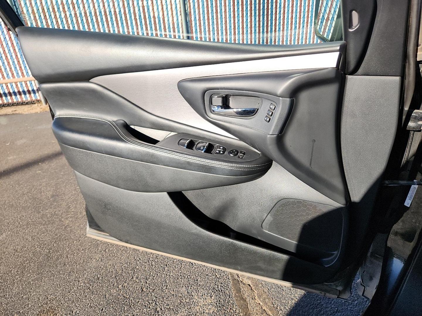 2019 BLACK Nissan Murano SL (5N1AZ2MJ3KN) with an 3.5L V-6 DOHC, variable valve control, regular unleaded, engine with 260HP engine, located at 4110 Avenue Q, Lubbock, 79412, 33.556553, -101.855820 - 10/28/2025 KEY IN ENVELOPE GOD - Photo#8