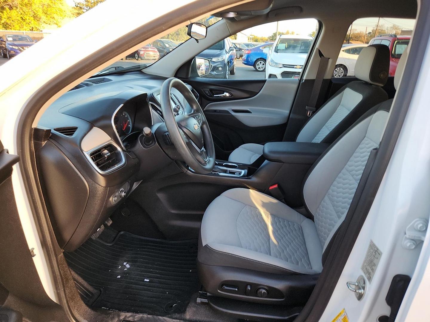 2018 WHITE Chevrolet Equinox LT (2GNAXJEV6J6) with an 1.5L I-4 gasoline direct injection, DOHC, VVT variable valve control, intercooled turbo, regular unleaded, engine with 170HP engine, located at 4110 Avenue Q, Lubbock, 79412, 33.556553, -101.855820 - 11/07/2025 KEY IN ENVELOPE GOD - Photo#6