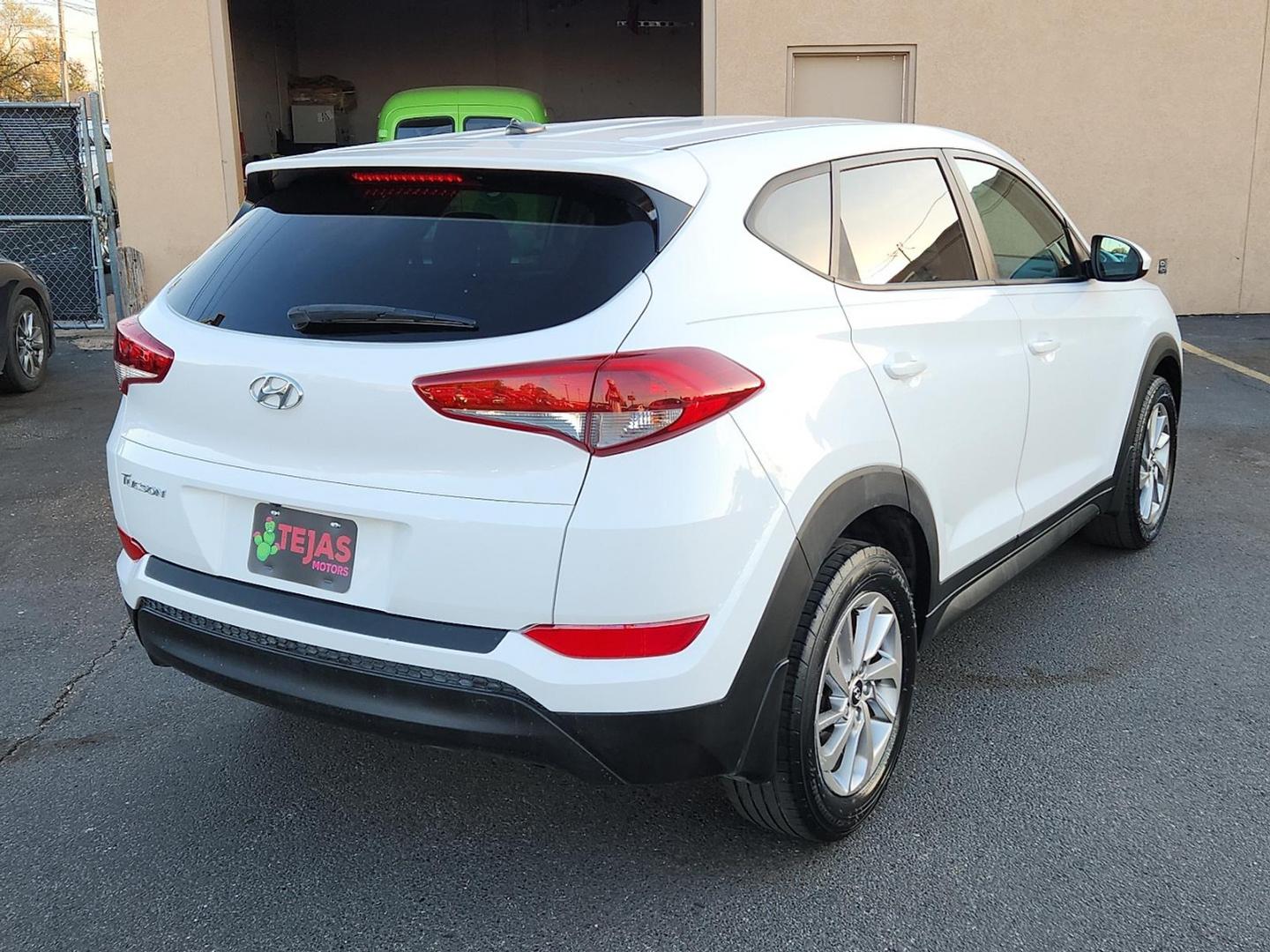 2016 Dazzling White - PDW /Beige - YAK Hyundai Tucson SE (KM8J23A49GU) with an Nu 2L I-4 gasoline direct injection, DOHC, variable valve control, regular unleaded, engine with 164HP engine, located at 4110 Avenue Q, Lubbock, 79412, 33.556553, -101.855820 - Photo#1