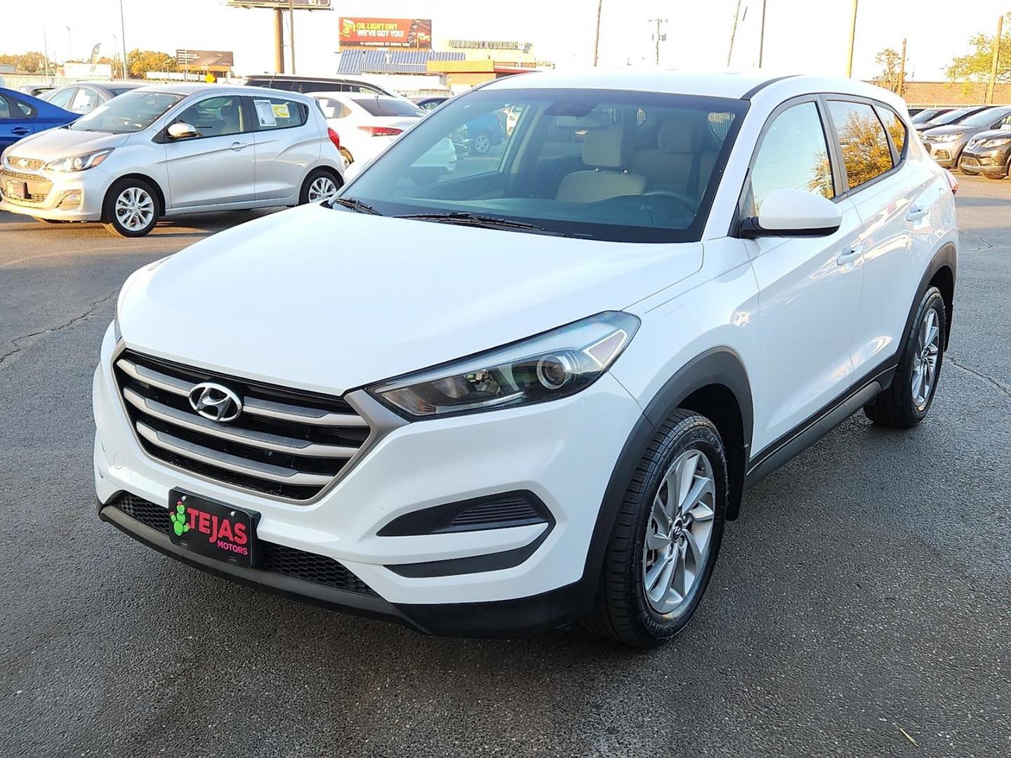 2016 Dazzling White - PDW /Beige - YAK Hyundai Tucson SE (KM8J23A49GU) with an Nu 2L I-4 gasoline direct injection, DOHC, variable valve control, regular unleaded, engine with 164HP engine, located at 4110 Avenue Q, Lubbock, 79412, 33.556553, -101.855820 - Photo#3