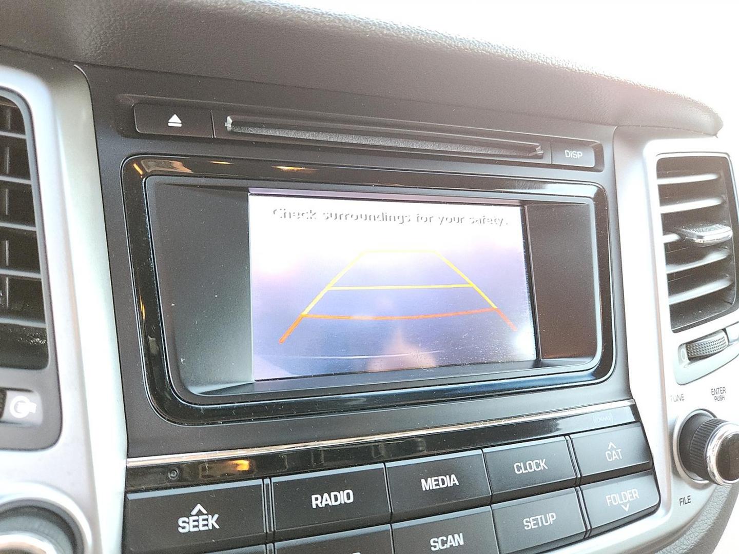 2016 Dazzling White - PDW /Beige - YAK Hyundai Tucson SE (KM8J23A49GU) with an Nu 2L I-4 gasoline direct injection, DOHC, variable valve control, regular unleaded, engine with 164HP engine, located at 4110 Avenue Q, Lubbock, 79412, 33.556553, -101.855820 - Photo#7