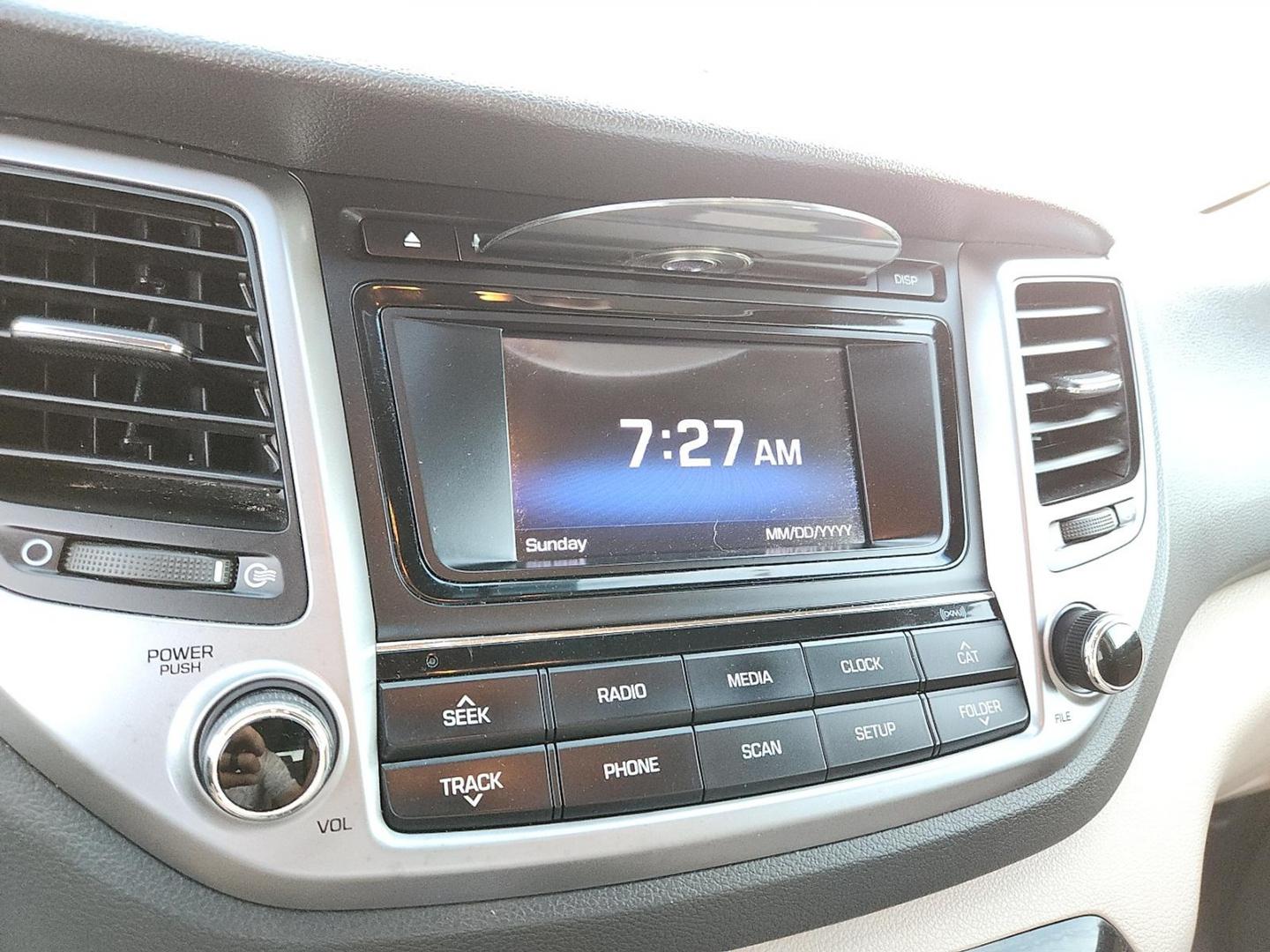 2016 Dazzling White - PDW /Beige - YAK Hyundai Tucson SE (KM8J23A49GU) with an Nu 2L I-4 gasoline direct injection, DOHC, variable valve control, regular unleaded, engine with 164HP engine, located at 4110 Avenue Q, Lubbock, 79412, 33.556553, -101.855820 - Photo#8