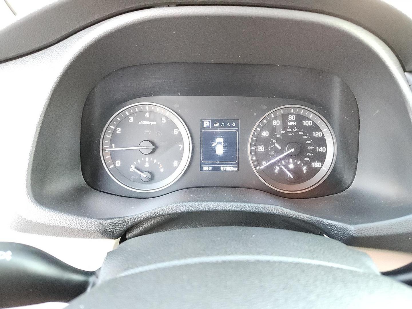 2016 Dazzling White - PDW /Beige - YAK Hyundai Tucson SE (KM8J23A49GU) with an Nu 2L I-4 gasoline direct injection, DOHC, variable valve control, regular unleaded, engine with 164HP engine, located at 4110 Avenue Q, Lubbock, 79412, 33.556553, -101.855820 - Photo#9