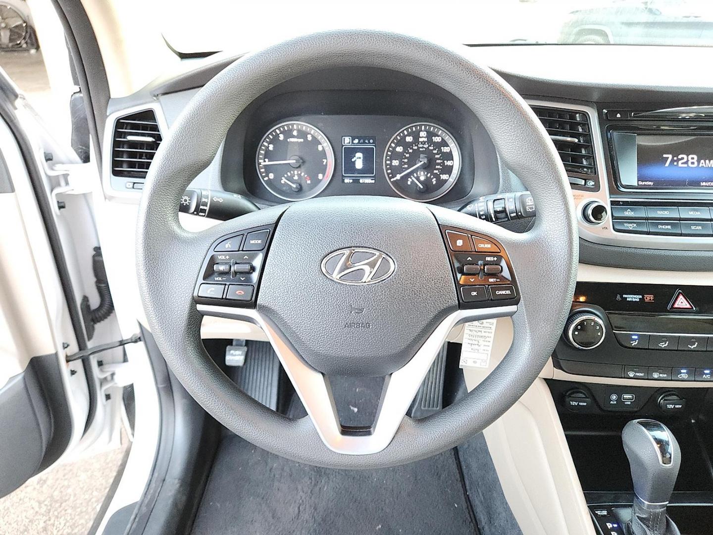 2016 Dazzling White - PDW /Beige - YAK Hyundai Tucson SE (KM8J23A49GU) with an Nu 2L I-4 gasoline direct injection, DOHC, variable valve control, regular unleaded, engine with 164HP engine, located at 4110 Avenue Q, Lubbock, 79412, 33.556553, -101.855820 - Photo#10