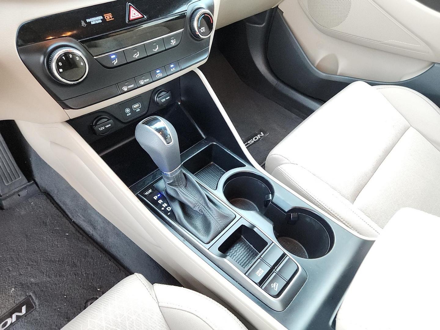 2016 Dazzling White - PDW /Beige - YAK Hyundai Tucson SE (KM8J23A49GU) with an Nu 2L I-4 gasoline direct injection, DOHC, variable valve control, regular unleaded, engine with 164HP engine, located at 4110 Avenue Q, Lubbock, 79412, 33.556553, -101.855820 - Photo#11