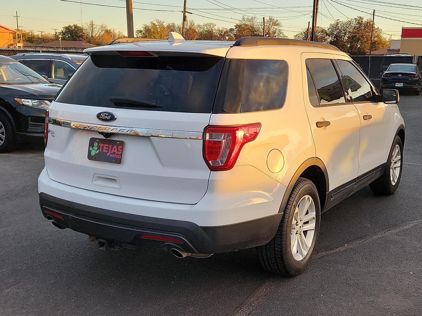 2017 WHITE Ford Explorer (1FM5K7B88HG) with an 3.5L Ti-VCT V6 Flex Fuel Engine engine, located at 4110 Avenue Q, Lubbock, 79412, 33.556553, -101.855820 - Photo#1