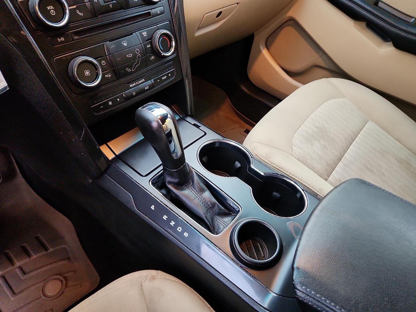 2017 WHITE Ford Explorer (1FM5K7B88HG) with an 3.5L Ti-VCT V6 Flex Fuel Engine engine, located at 4110 Avenue Q, Lubbock, 79412, 33.556553, -101.855820 - Photo#11