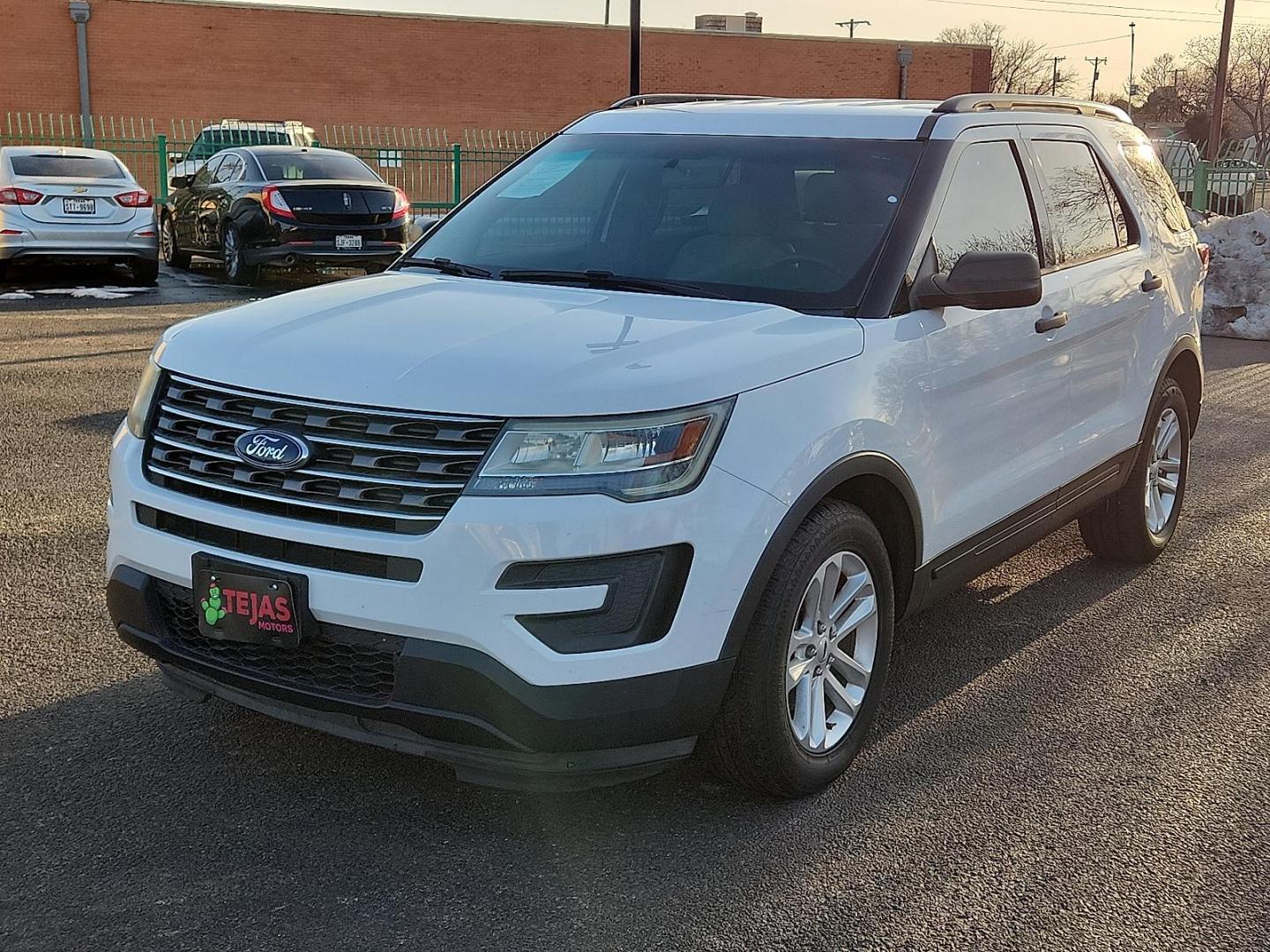 2017 White Ford Explorer (1FM5K7B88HG) with an 3.5L Ti-VCT V6 Flex Fuel Engine engine, located at 4110 Avenue Q, Lubbock, 79412, 33.556553, -101.855820 - Photo#3