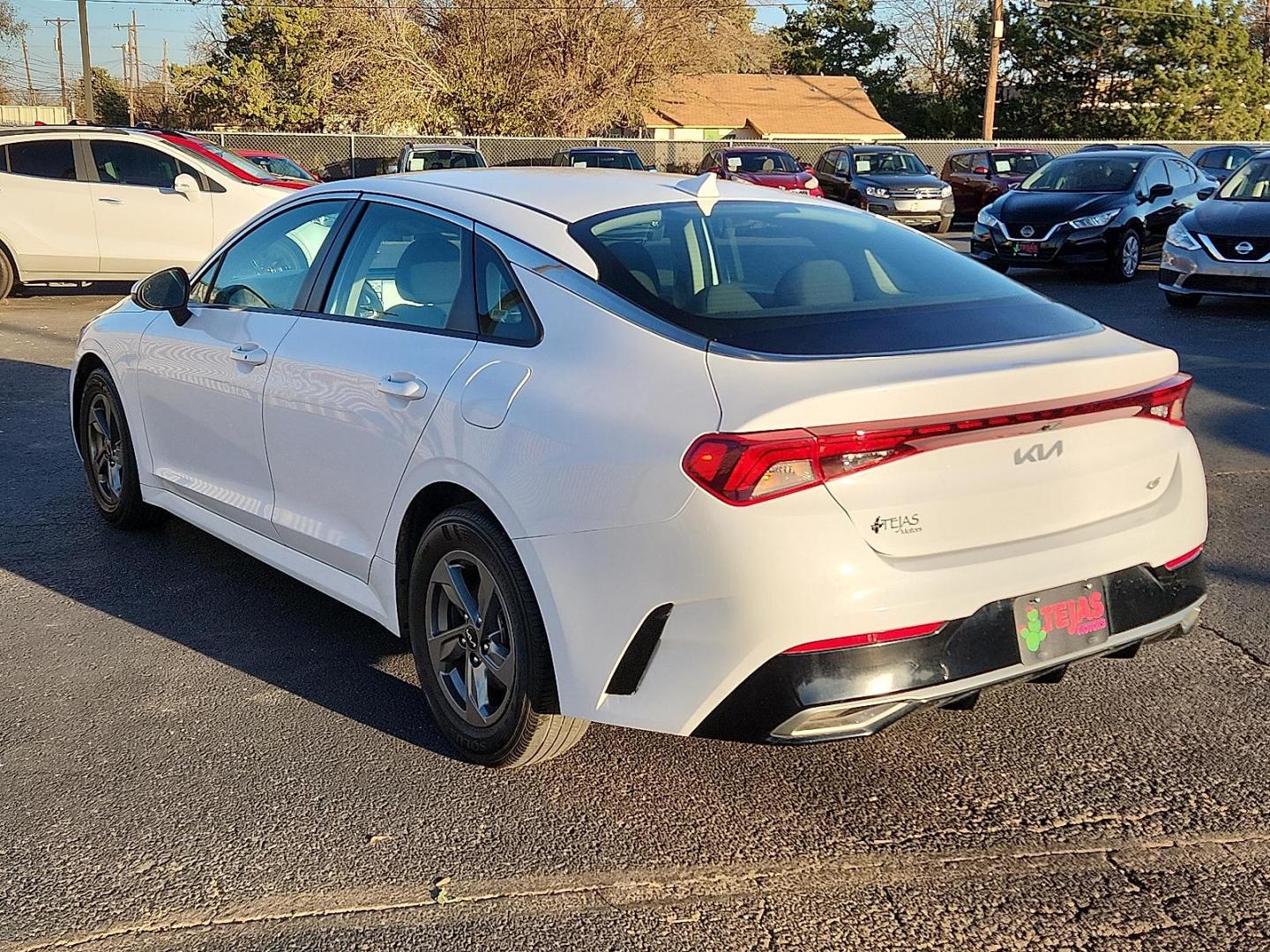 2022 WHITE Kia K5 LXS (5XXG14J21NG) with an Gamma-II 1.6L I-4 gasoline direct injection, DOHC, CVVD variable valve control, intercooled turbo, regular unleaded, engine with 180HP engine, located at 4110 Avenue Q, Lubbock, 79412, 33.556553, -101.855820 - 11/22/2025 KEY IN ENVELOPE GOD - Photo#2