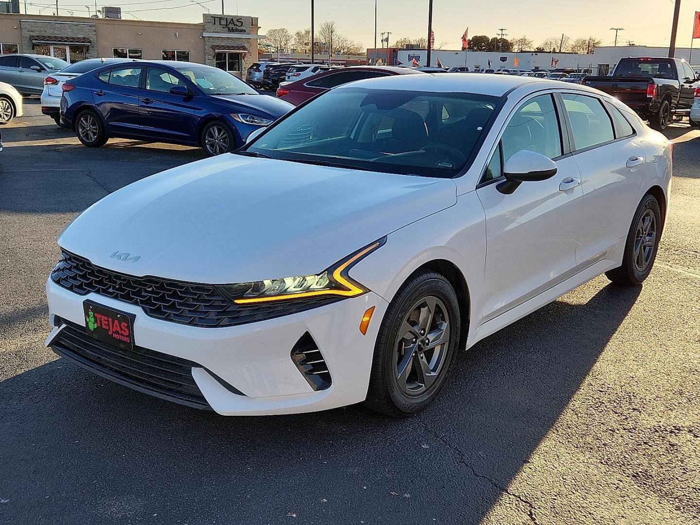 2022 WHITE Kia K5 LXS (5XXG14J21NG) with an Gamma-II 1.6L I-4 gasoline direct injection, DOHC, CVVD variable valve control, intercooled turbo, regular unleaded, engine with 180HP engine, located at 4110 Avenue Q, Lubbock, 79412, 33.556553, -101.855820 - 11/22/2025 KEY IN ENVELOPE GOD - Photo#3