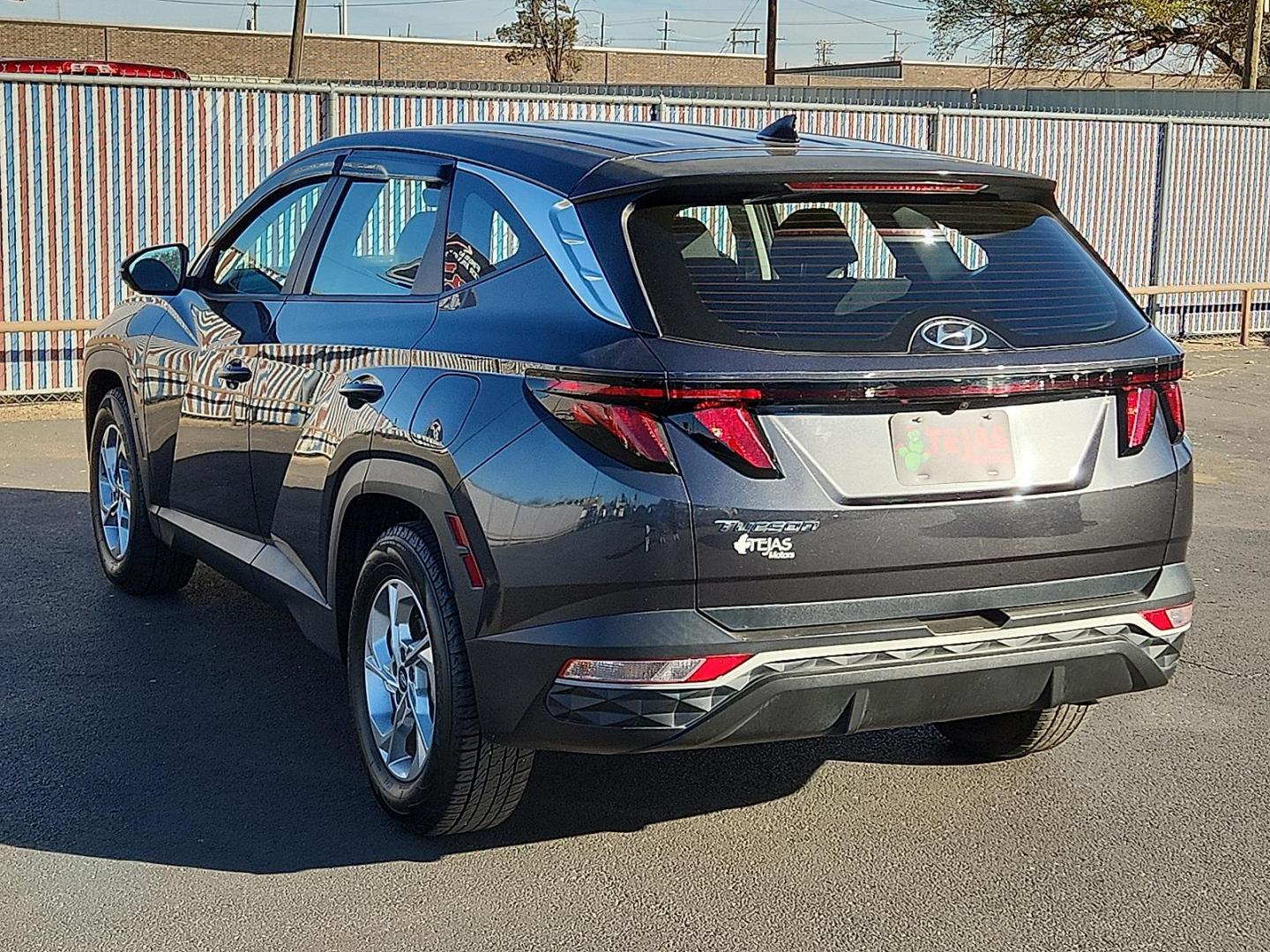 2022 GRAY Hyundai Tucson SE (5NMJA3AE4NH) with an Smartstream 2.5L I-4 port/direct injection, DOHC, CVVT variable valve control, regular unleaded, engine with 187HP engine, located at 4110 Avenue Q, Lubbock, 79412, 33.556553, -101.855820 - Photo#2