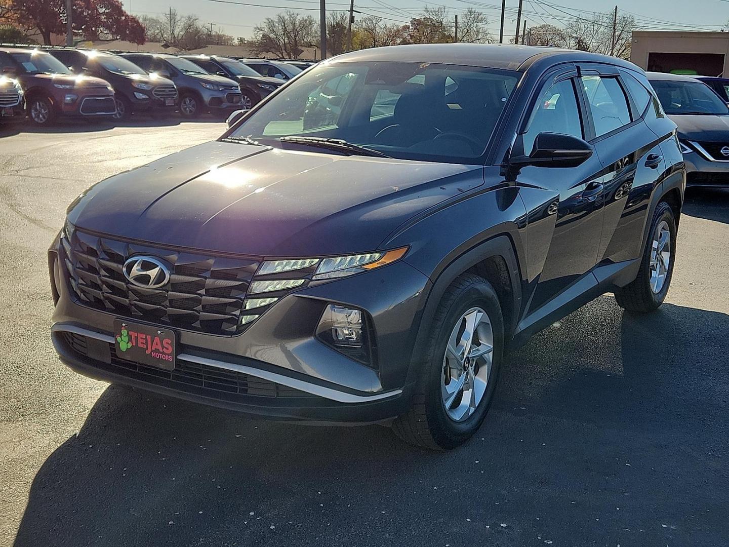 2022 GRAY Hyundai Tucson SE (5NMJA3AE4NH) with an Smartstream 2.5L I-4 port/direct injection, DOHC, CVVT variable valve control, regular unleaded, engine with 187HP engine, located at 4110 Avenue Q, Lubbock, 79412, 33.556553, -101.855820 - Photo#3