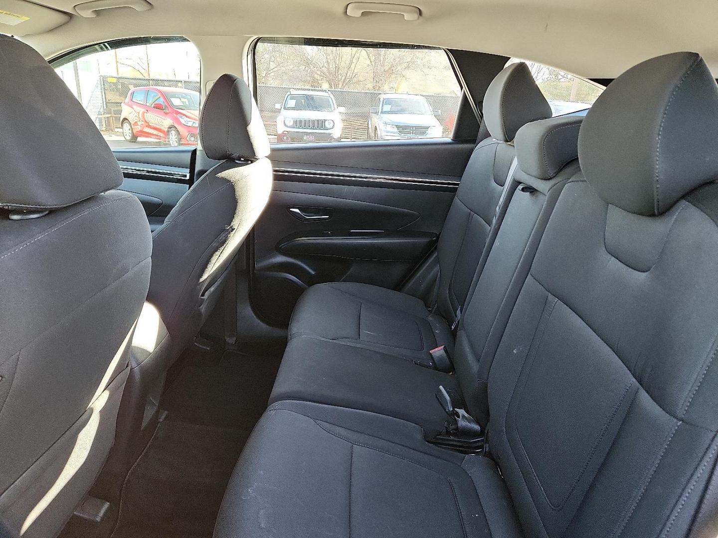 2022 GRAY Hyundai Tucson SE (5NMJA3AE4NH) with an Smartstream 2.5L I-4 port/direct injection, DOHC, CVVT variable valve control, regular unleaded, engine with 187HP engine, located at 4110 Avenue Q, Lubbock, 79412, 33.556553, -101.855820 - Photo#4