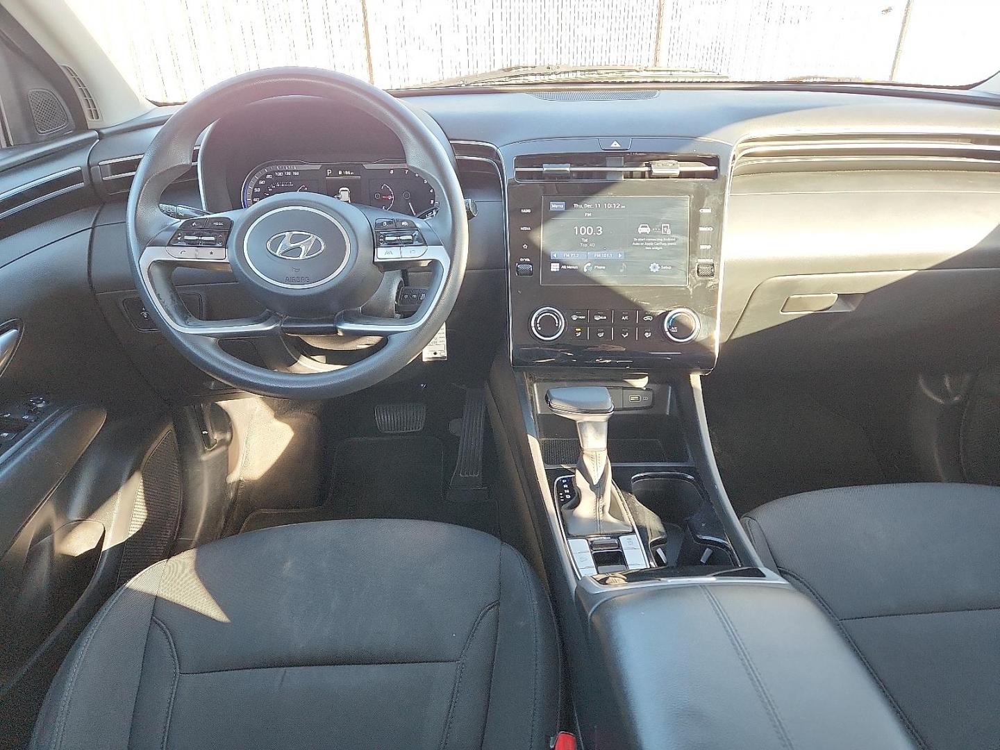 2022 GRAY Hyundai Tucson SE (5NMJA3AE4NH) with an Smartstream 2.5L I-4 port/direct injection, DOHC, CVVT variable valve control, regular unleaded, engine with 187HP engine, located at 4110 Avenue Q, Lubbock, 79412, 33.556553, -101.855820 - Photo#5