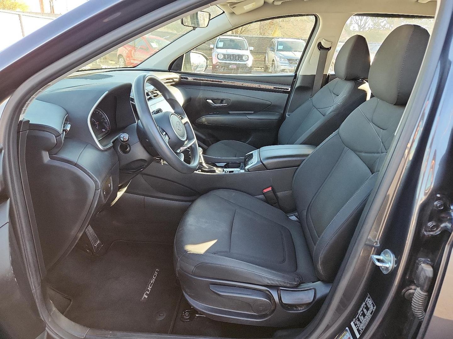 2022 GRAY Hyundai Tucson SE (5NMJA3AE4NH) with an Smartstream 2.5L I-4 port/direct injection, DOHC, CVVT variable valve control, regular unleaded, engine with 187HP engine, located at 4110 Avenue Q, Lubbock, 79412, 33.556553, -101.855820 - Photo#6