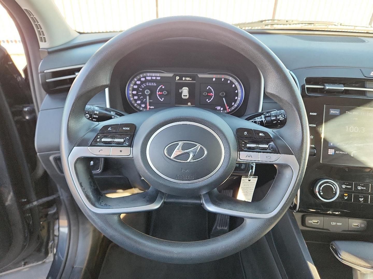 2022 GRAY Hyundai Tucson SE (5NMJA3AE4NH) with an Smartstream 2.5L I-4 port/direct injection, DOHC, CVVT variable valve control, regular unleaded, engine with 187HP engine, located at 4110 Avenue Q, Lubbock, 79412, 33.556553, -101.855820 - Photo#10
