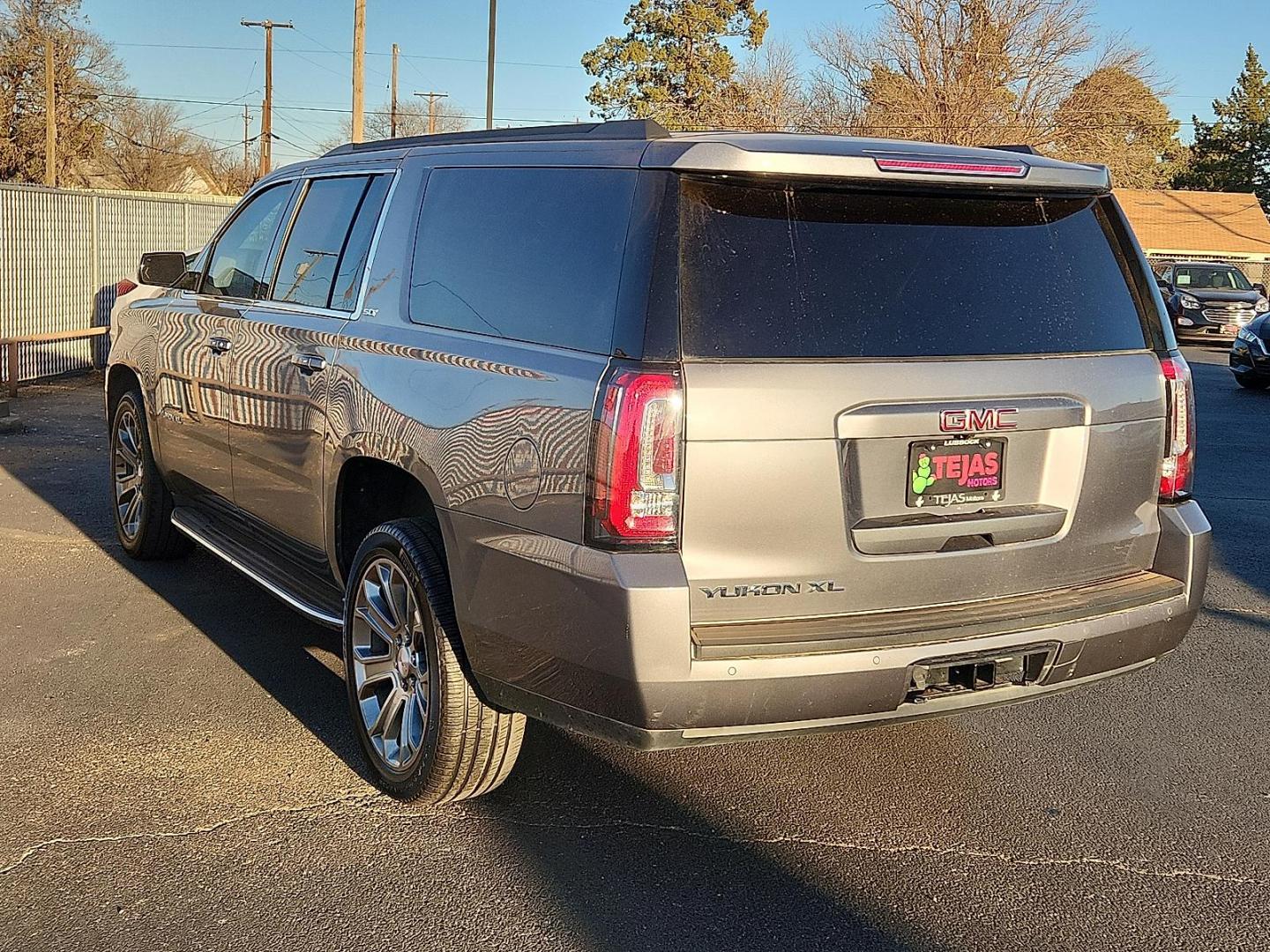 2020 GRAY GMC Yukon XL 2WD SLT (1GKS1GKC3LR) with an EcoTec3 5.3L V-8 gasoline direct injection, variable valve control, regular unleaded, engine with cylinder deactivation and 355HP engine, located at 4110 Avenue Q, Lubbock, 79412, 33.556553, -101.855820 - Photo#2
