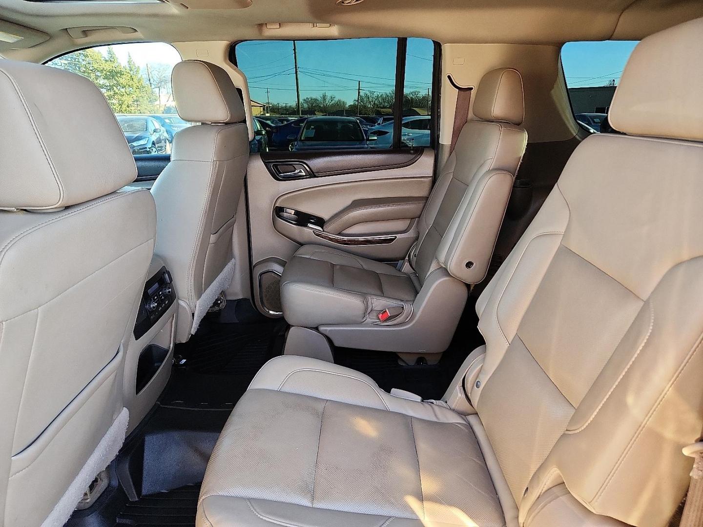 2020 GRAY GMC Yukon XL 2WD SLT (1GKS1GKC3LR) with an EcoTec3 5.3L V-8 gasoline direct injection, variable valve control, regular unleaded, engine with cylinder deactivation and 355HP engine, located at 4110 Avenue Q, Lubbock, 79412, 33.556553, -101.855820 - Photo#4