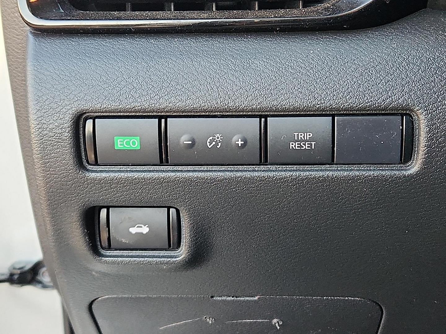 2020 SILVER Nissan Sentra SV Xtronic CVT (3N1AB8CV7LY) with an 2L I-4 gasoline direct injection, DOHC, variable valve control, regular unleaded, engine with 149HP engine, located at 4110 Avenue Q, Lubbock, 79412, 33.556553, -101.855820 - Photo#9