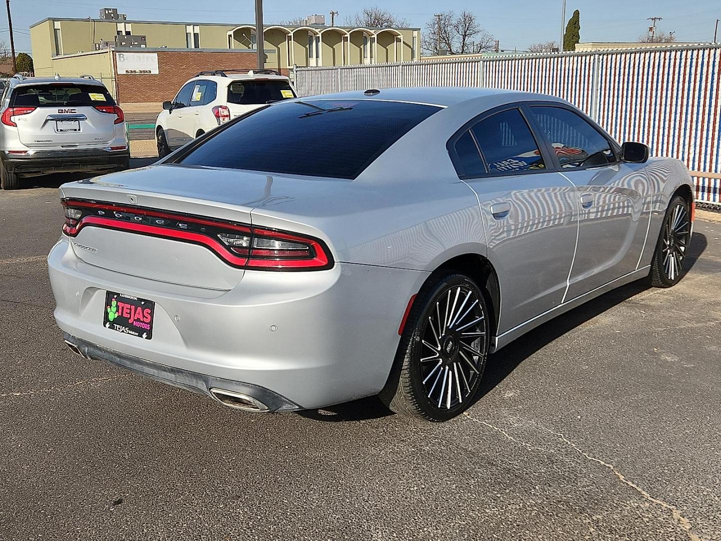 2022 SILVER Dodge Charger SXT RWD (2C3CDXBG8NH) with an Pentastar 3.6L V-6 DOHC, variable valve control, regular unleaded, engine with 292HP engine, located at 4110 Avenue Q, Lubbock, 79412, 33.556553, -101.855820 - 12/21/2025 KEY IN ENVELOPE GOD - Photo#1