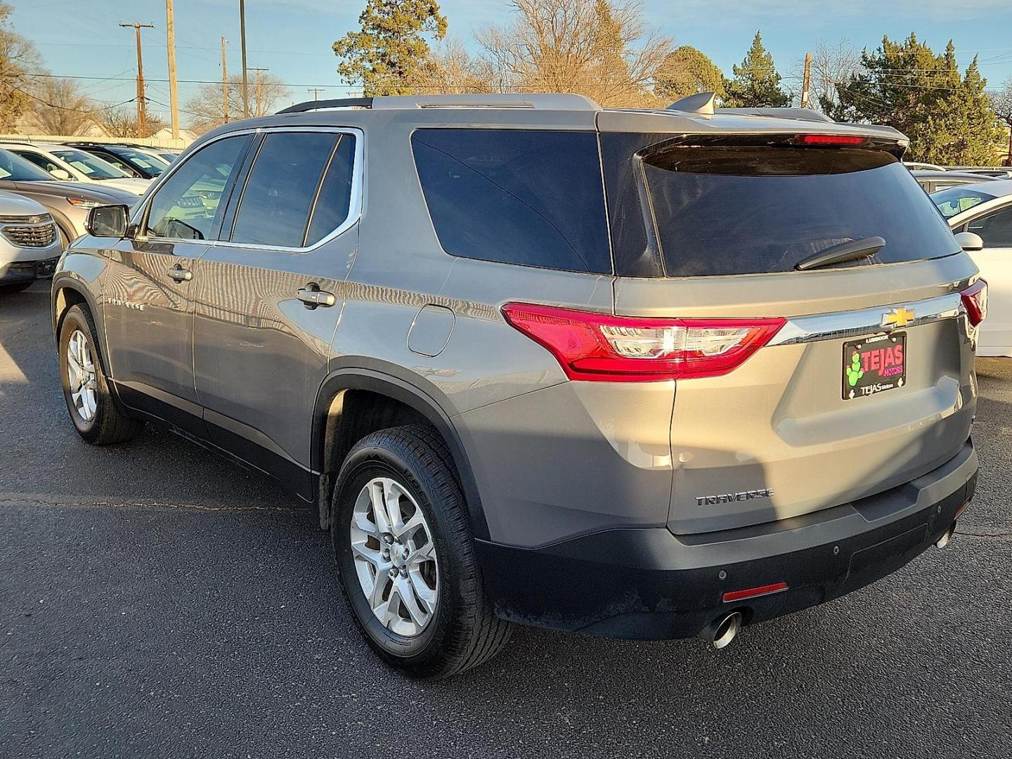 2018 BROWN Chevrolet Traverse 1LT (1GNERGKW3JJ) with an 3.6L V-6 gasoline direct injection, DOHC, VVT variable valve control, regular unleaded, engine with 310HP engine, located at 4110 Avenue Q, Lubbock, 79412, 33.556553, -101.855820 - Photo#2