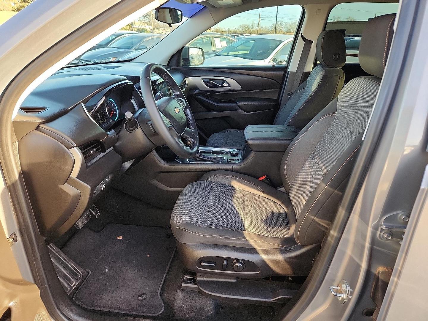 2018 BROWN Chevrolet Traverse 1LT (1GNERGKW3JJ) with an 3.6L V-6 gasoline direct injection, DOHC, VVT variable valve control, regular unleaded, engine with 310HP engine, located at 4110 Avenue Q, Lubbock, 79412, 33.556553, -101.855820 - Photo#6