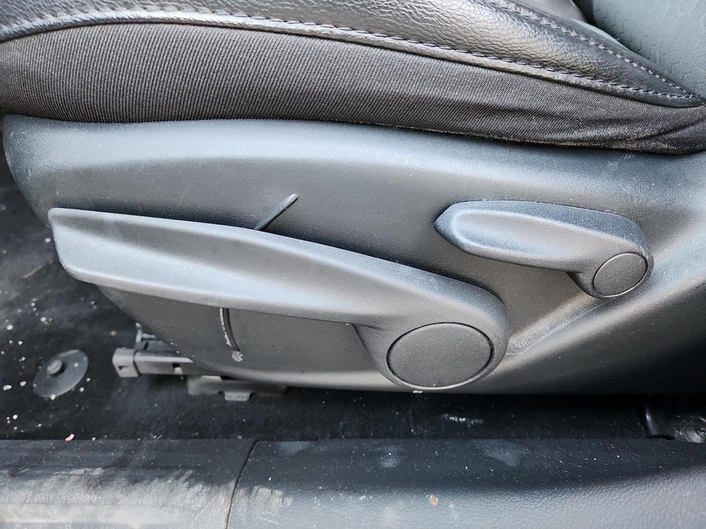 2019 BLUE Jeep Compass Altitude FWD (3C4NJCBB3KT) with an 2.4L I-4 variable valve control, regular unleaded, engine with 180HP engine, located at 4110 Avenue Q, Lubbock, 79412, 33.556553, -101.855820 - Photo#7