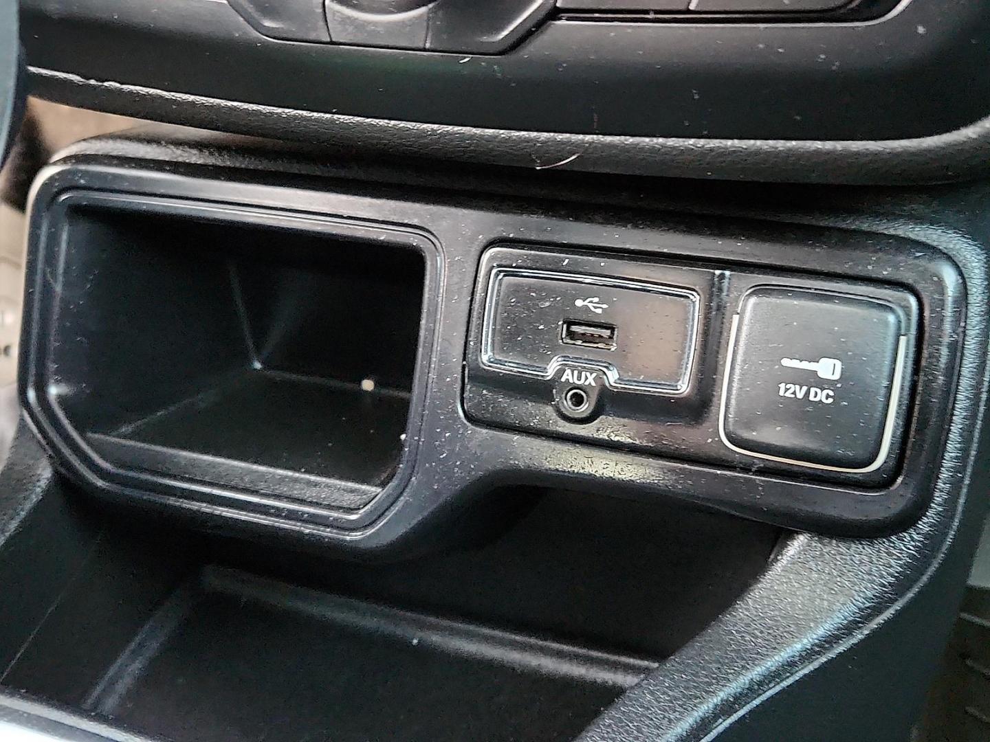 2018 Black Jeep Renegade Latitude FWD (ZACCJABB4JP) with an Tigershark MultiAir 2.4L I-4 variable valve control, regular unleaded, engine with 180HP engine, located at 4110 Avenue Q, Lubbock, 79412, 33.556553, -101.855820 - Photo#8