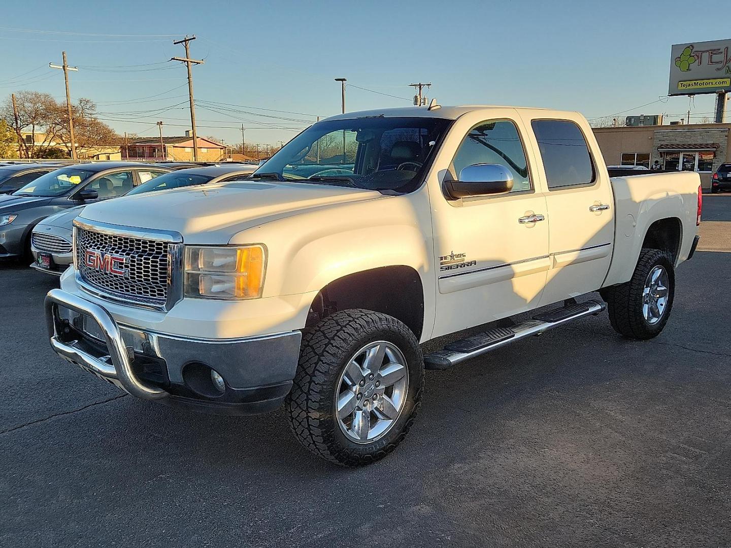 2013 WHITE GMC Sierra 1500 SLE (3GTP1VE09DG) with an Vortec 5.3L VVT V8 SFI Flex Fuel Engine engine, located at 4110 Avenue Q, Lubbock, 79412, 33.556553, -101.855820 - Photo#3