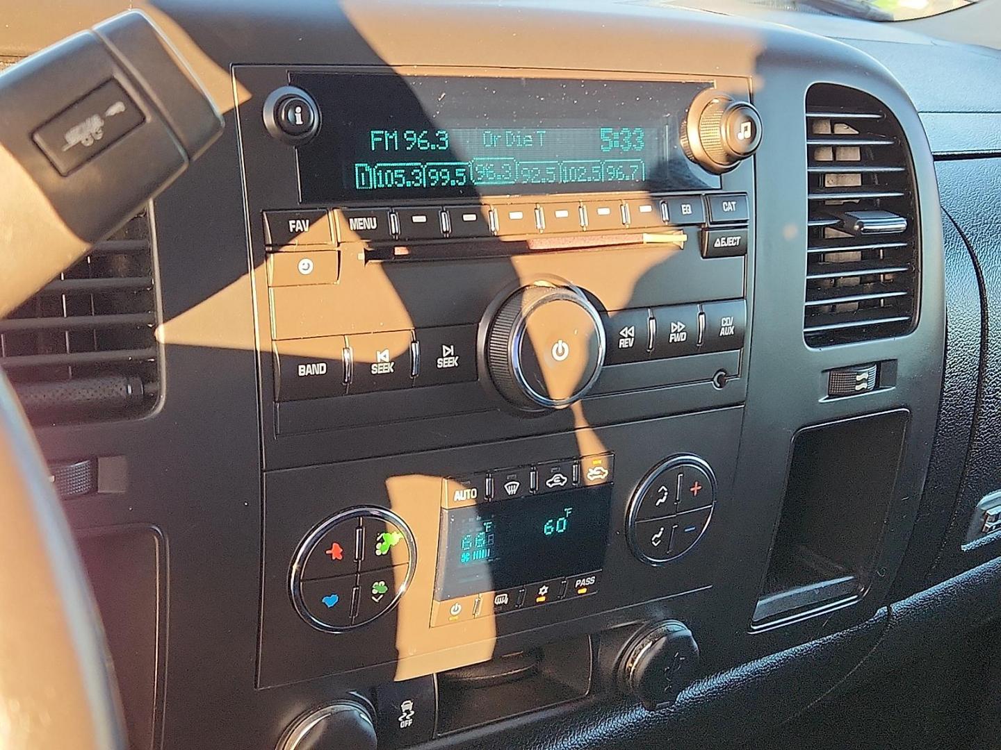 2013 WHITE GMC Sierra 1500 SLE (3GTP1VE09DG) with an Vortec 5.3L VVT V8 SFI Flex Fuel Engine engine, located at 4110 Avenue Q, Lubbock, 79412, 33.556553, -101.855820 - Photo#7
