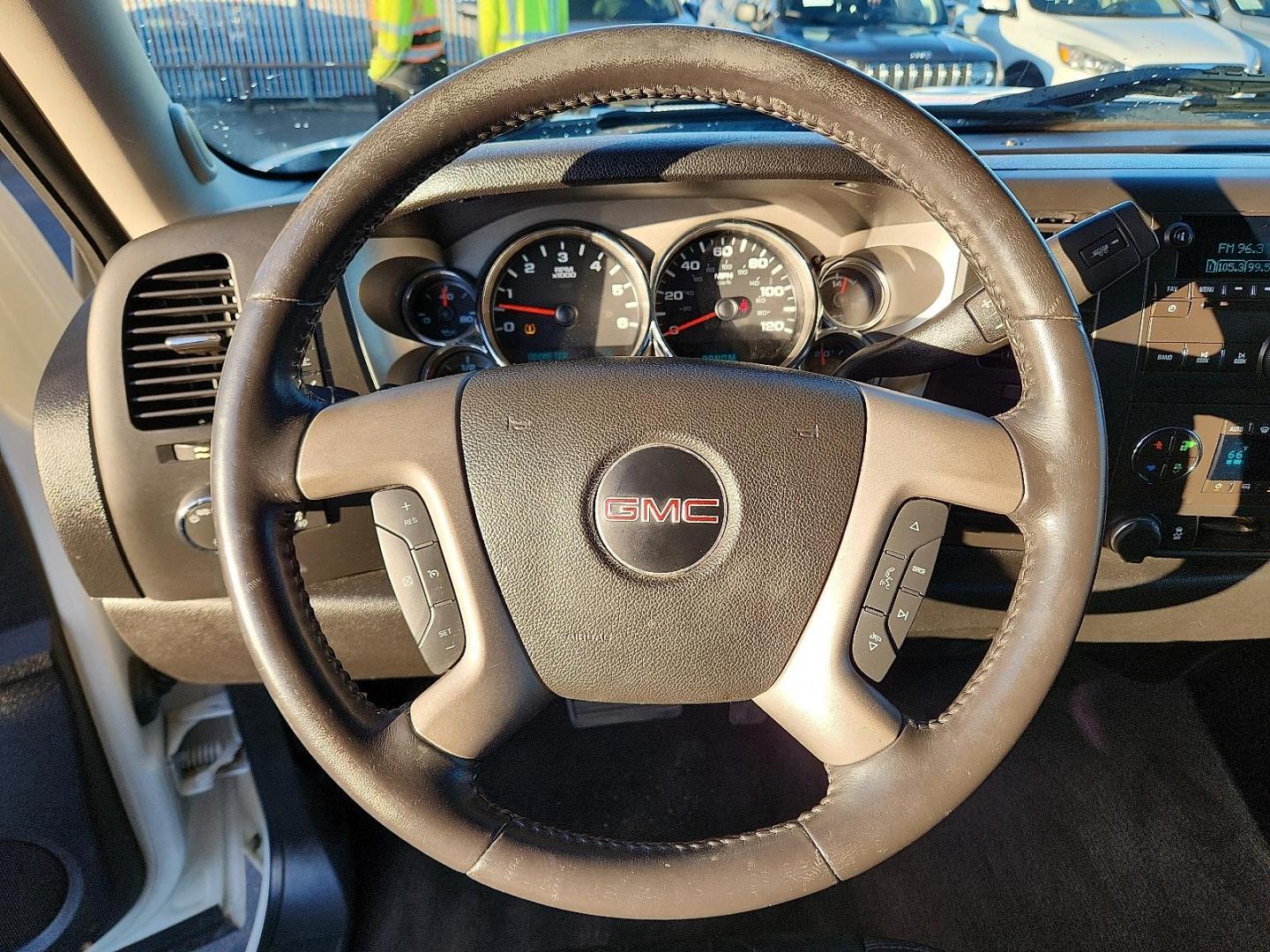 2013 WHITE GMC Sierra 1500 SLE (3GTP1VE09DG) with an Vortec 5.3L VVT V8 SFI Flex Fuel Engine engine, located at 4110 Avenue Q, Lubbock, 79412, 33.556553, -101.855820 - Photo#9