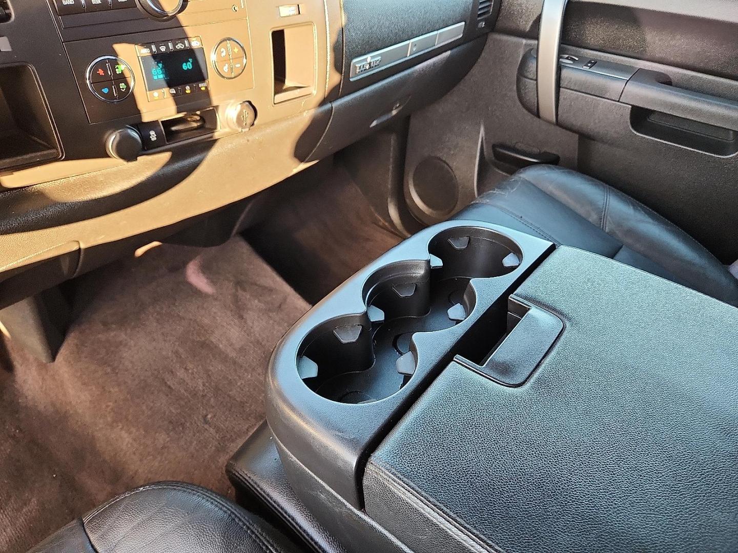 2013 WHITE GMC Sierra 1500 SLE (3GTP1VE09DG) with an Vortec 5.3L VVT V8 SFI Flex Fuel Engine engine, located at 4110 Avenue Q, Lubbock, 79412, 33.556553, -101.855820 - Photo#10